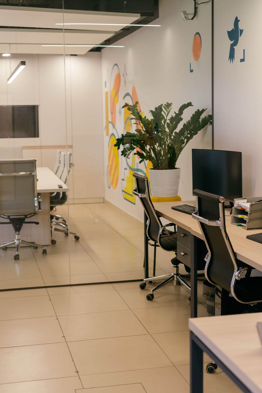 Modernes, gepflegtes Büro mit Arbeitsplätzen