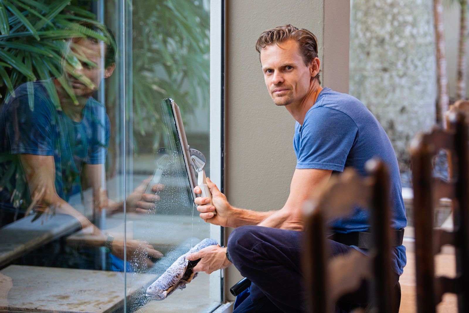 Fensterreinigung mit Abzieher an einer Glasfront